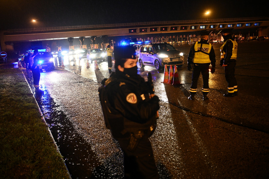 Des policiers procèdent à des contrôles sur une autoroute.