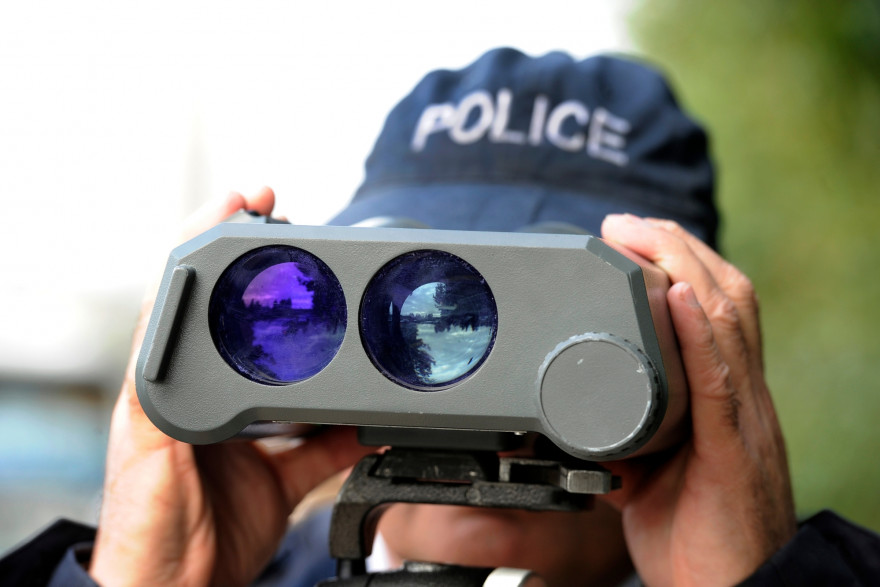 Un policier effectue à l'aide d'un radar des contrôles de vitesse excessive, sur les quais de Bordeaux, le 29 octobre 2011 alors que le long week-end de la Toussaint vient de commencer.