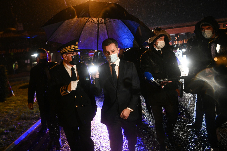Gérald Darmanin à la barrière de Péage de Buchelay sur l'A13, où les contrôles, effectués par policiers et gendarmes, ont provoqué d'importants bouchons dans le sens province-Paris
