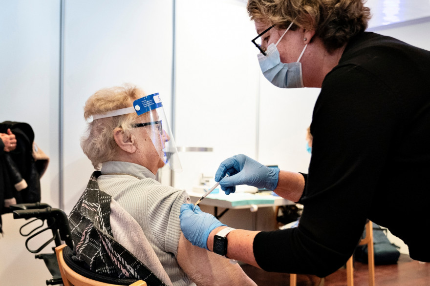 Une femme âgée vaccinée à Aalborg, au Danemark.
