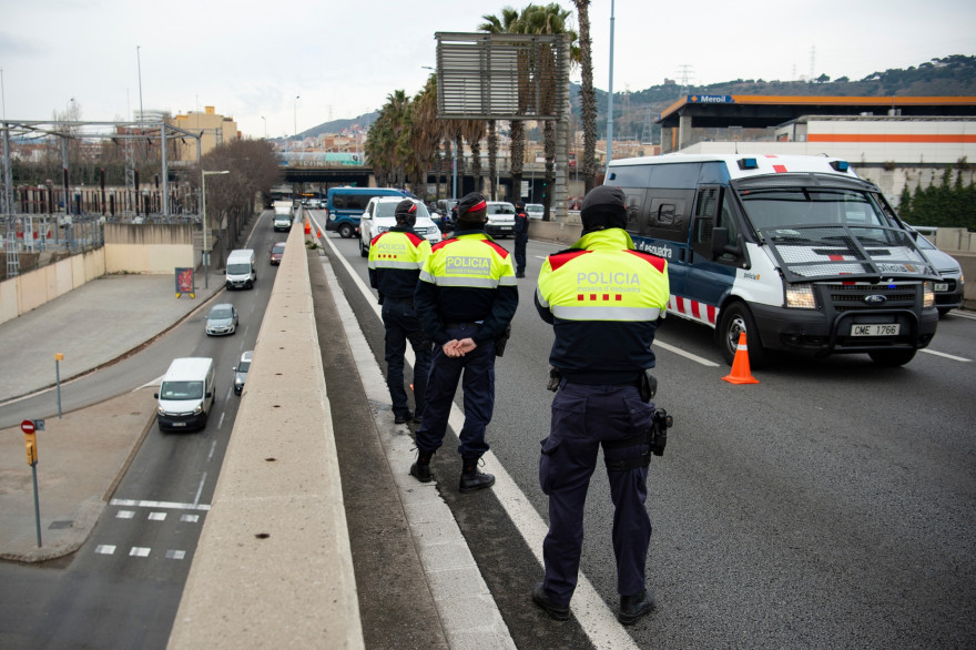 En Catalogne, la police veille au respect des règles sanitaires liées au coronavirus.