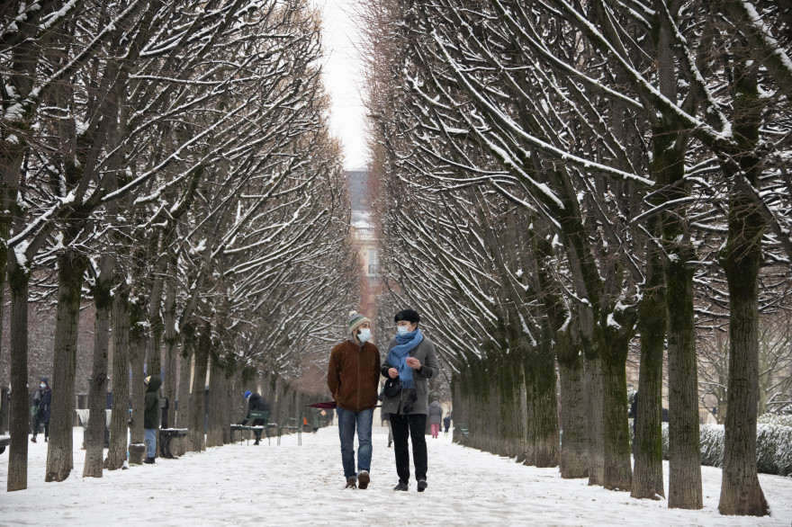 Des passants bravent le froid parisien, le 16 janvier 2021.