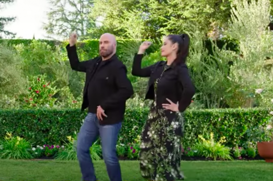 John Travolta et sa fille dans une pub pour une marque de gazon