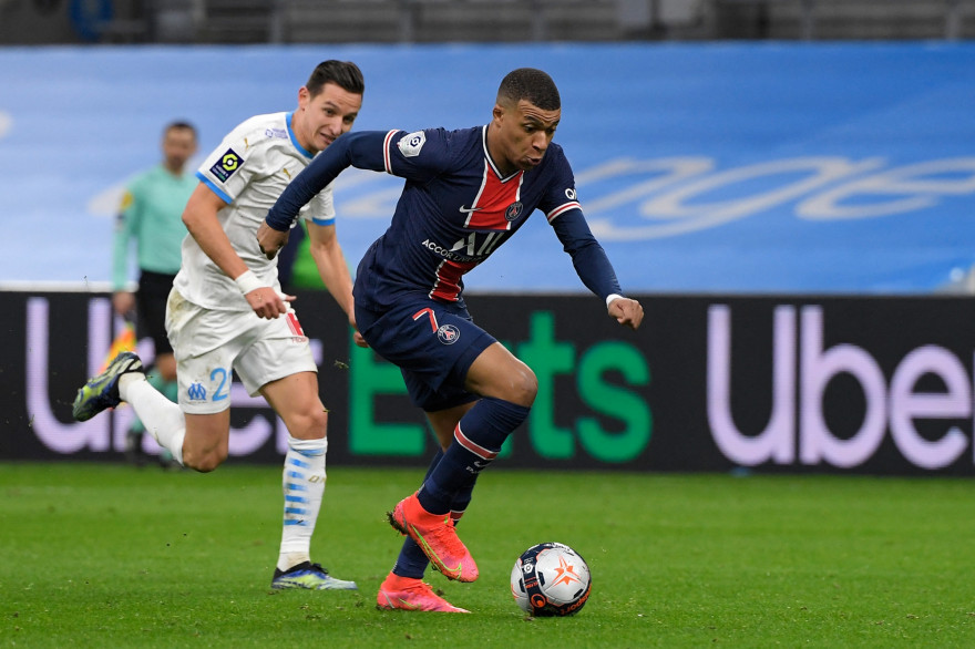 Kylian Mbappé devant Florian Thauvin le 7 février 2021 au stade Vélodrome de Marseille