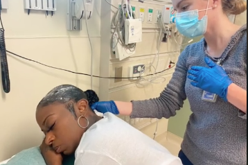 À court de gel, Tessica Brown s'est coiffée avec de la colle extra forte en spray.