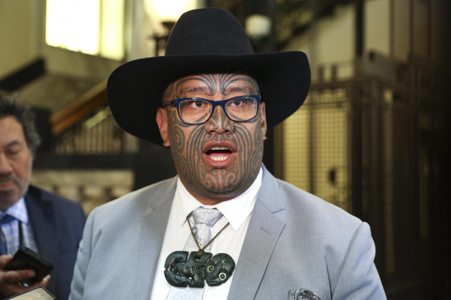 Le coprésident du Parti maori, Rawiri Waititi, arborant un pendentif traditionnel par-dessus une cravate, le 26 novembre 2020, à Wellington (Nouvelle-Zélande).