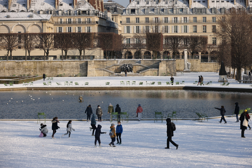 Le jardin des Tuileries à Paris sous la neige, le 10 février 2020.