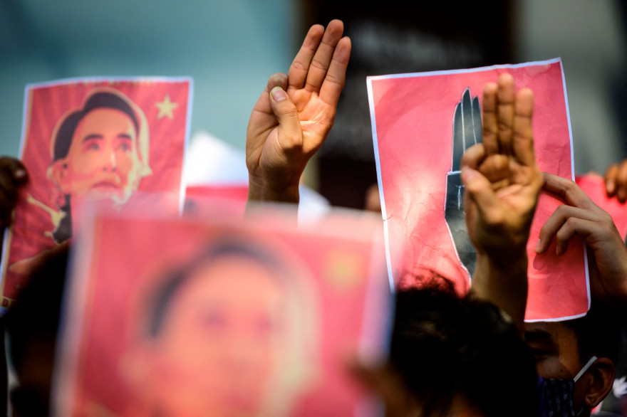 Des manifestants pro-démocratie, le 7 février 2021, à Bangkok, en Thaïlande, voisine de la Birmanie