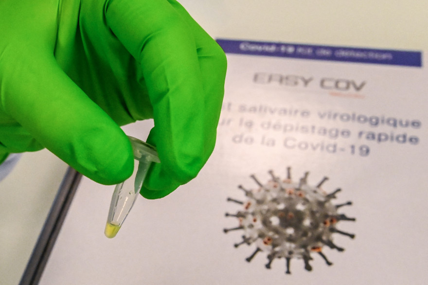 Un test salivaire contre le coronavirus (illustration)