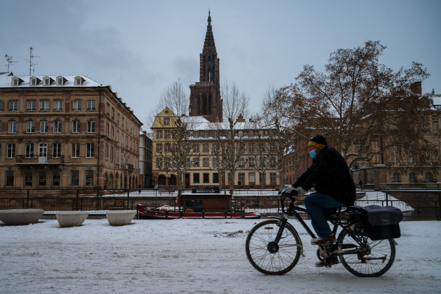 Un cycliste au milieu de Strasbourg enneigé (illustration)