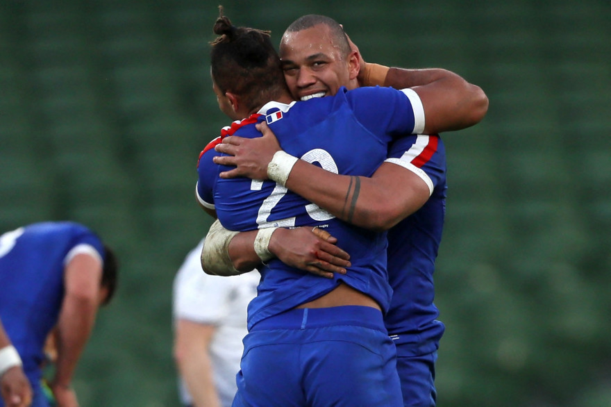 Teddy Thomas et Gaël Fickou célèbrent leur victoire contre l'Irlande, lors du Tournoi des VI Nations, le 14 février 2021 à Dublin