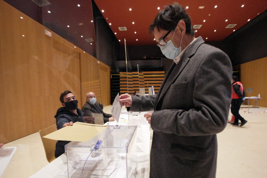 Un candidat du Parti socialiste de Catalogne vote le 14 février 2021 lors des élections régionales de Catalogne