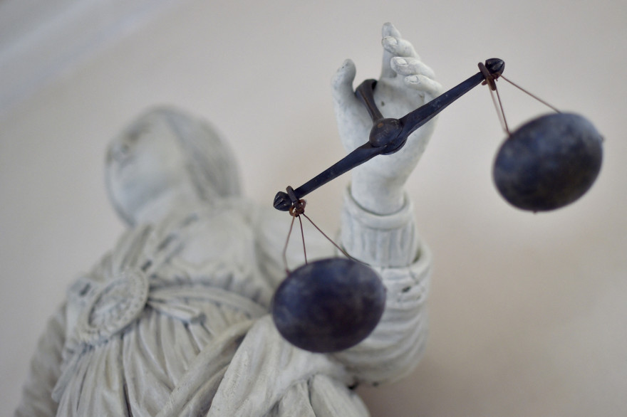 Une photo prise le 19 septembre 2017 au palais de justice de Rennes montre une statue de la déesse de la justice équilibrant les balances.