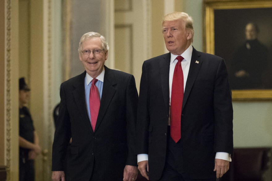 Donald Trump et le chef de la majorité au Sénat, Mitch McConnell, le 23 octobre 2017