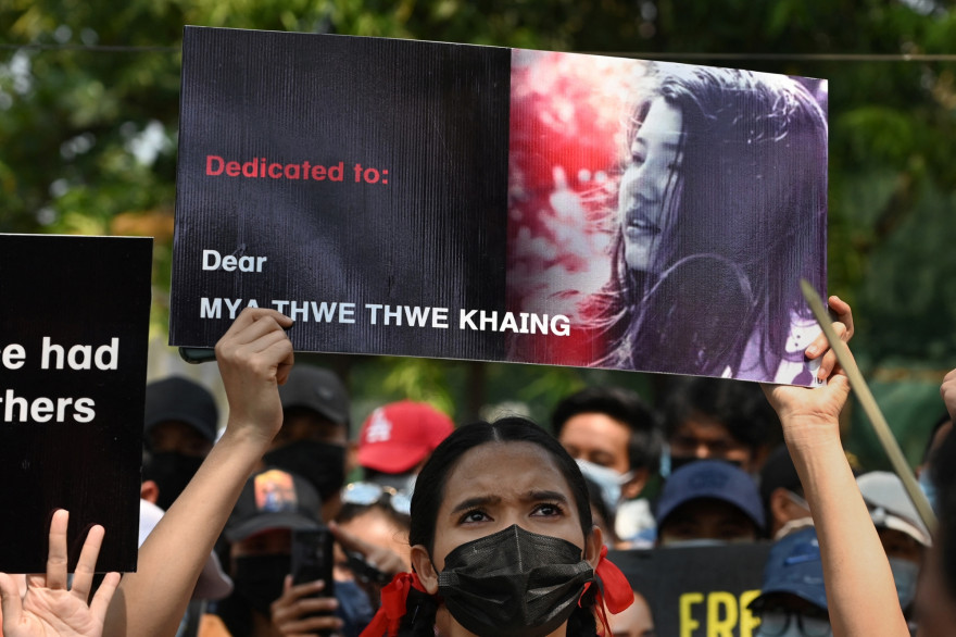 Une manifestante brandit un portrait de "Mya" décédée à Naypyidaw, le 19 février 2021.