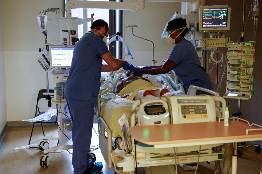 Des membres du personnel médical soignent un patient infecté par le Covid-19 à l'unité de soins intensifs de l'hôpital AP-HP Avicenne de Bobigny, le 8 février 2021.