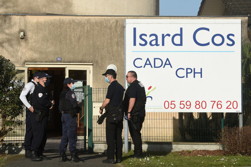 Des policiers à l'entrée du Centre d'accueil des demandeurs d'asile Isard COS à Pau, où un responsable a été poignardé à mort par un demandeur d'asile le 19 février 2021.