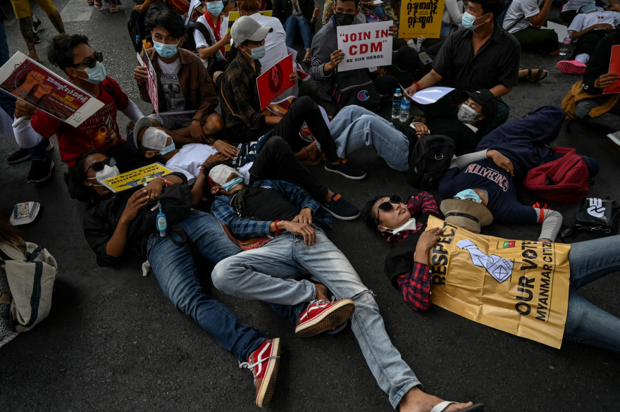 Des manifestants se sont couchés pour bloquer une route lors d'une manifestation contre le coup d'État militaire à Yangon le 20 février 2021.