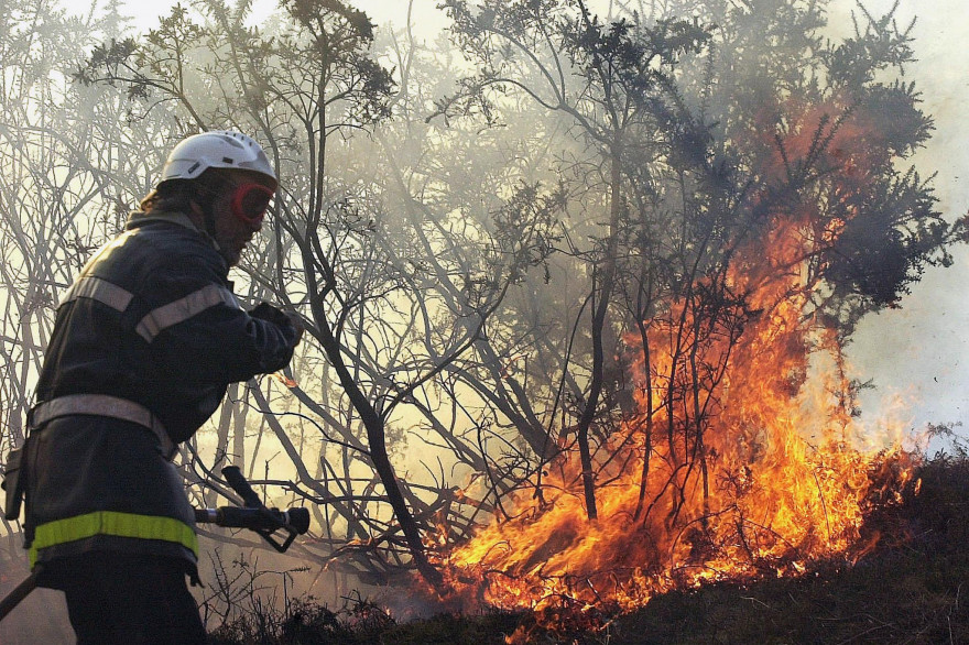 Un pompier lutte contre les flammes, au pied du col d'Ibardin, dans les Pyrénées-Atlantiques, le 03 février 2002. (illustration)
