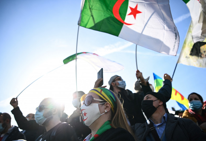 Des manifestants en soutien au mouvement anti-gouvernemental Hirak en Algérie, à Paris, le 21 février 2021.