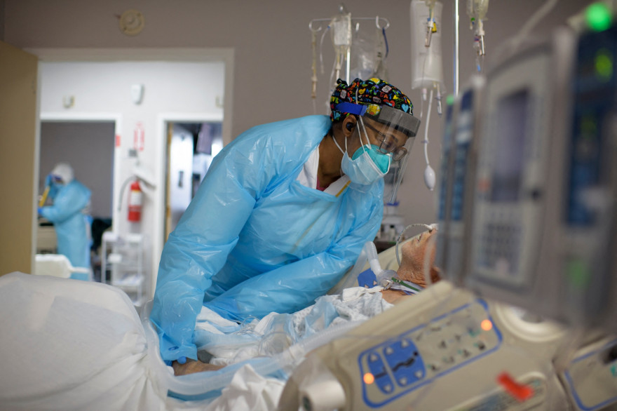 Une soignante prend en charge un patient dans le service Covid-19 du United Memorial Medical Center à Houston, Texas, le 4 décembre 2020.