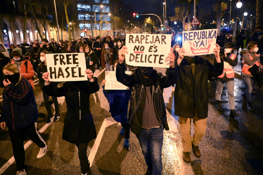 Des manifestants soutenant le rappeur Pablo Hasèl, à Barcelone le 22 février 2021