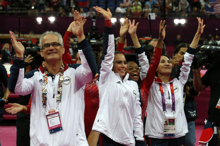 John Geddert à gauche, avec l'équipe féminine américaine de gymnastique aux JO de Londres en 2012