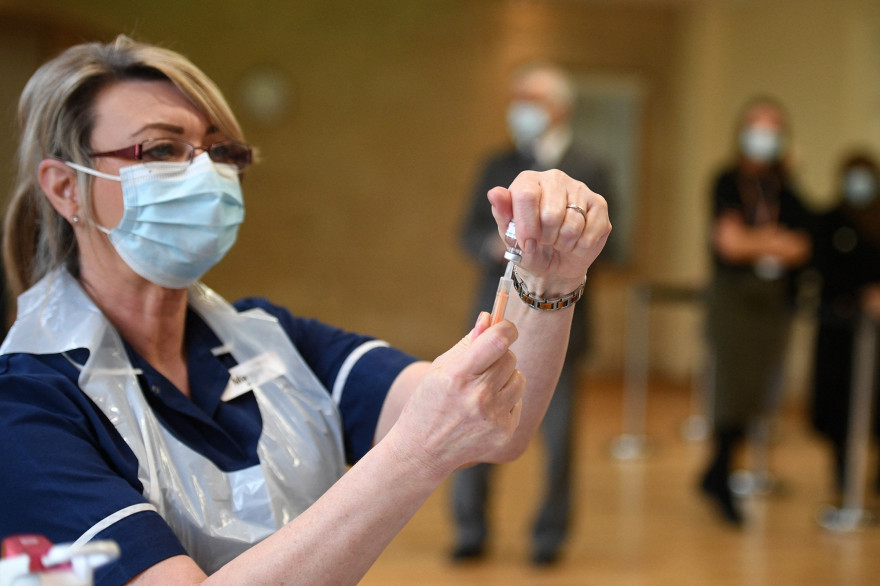 Une infirmière prépare une dose d'un vaccin AstraZeneca, dans un centre de vaccination installé au Fiveways Islamic Center de Nottingham, dans le centre de l'Angleterre, le 22 février 2021.