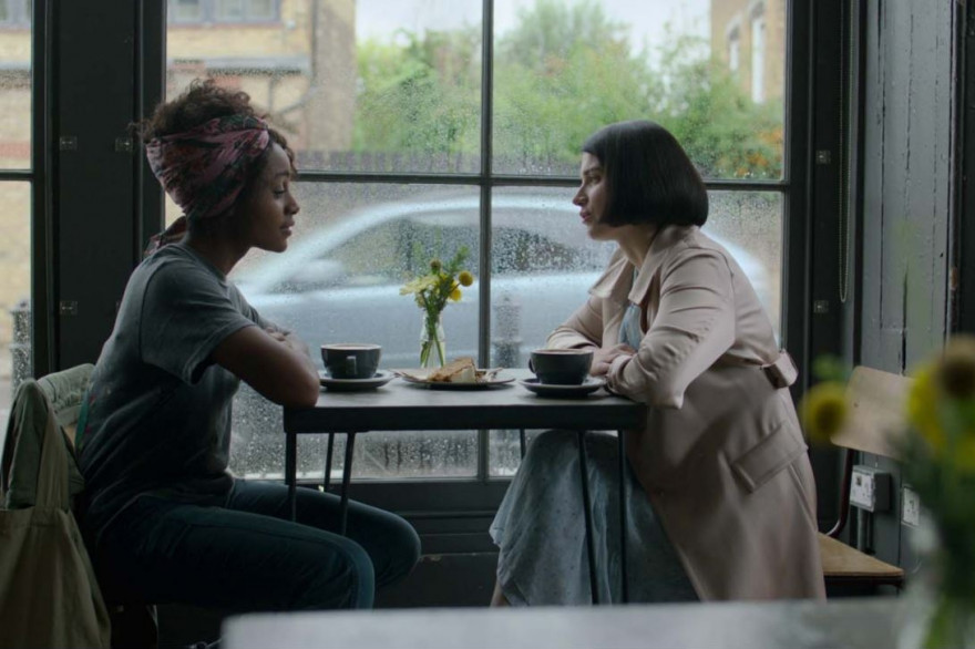 Adèle (Eve Hewson) et Louise (Simona Brown) dans "Mon amie Adèle"