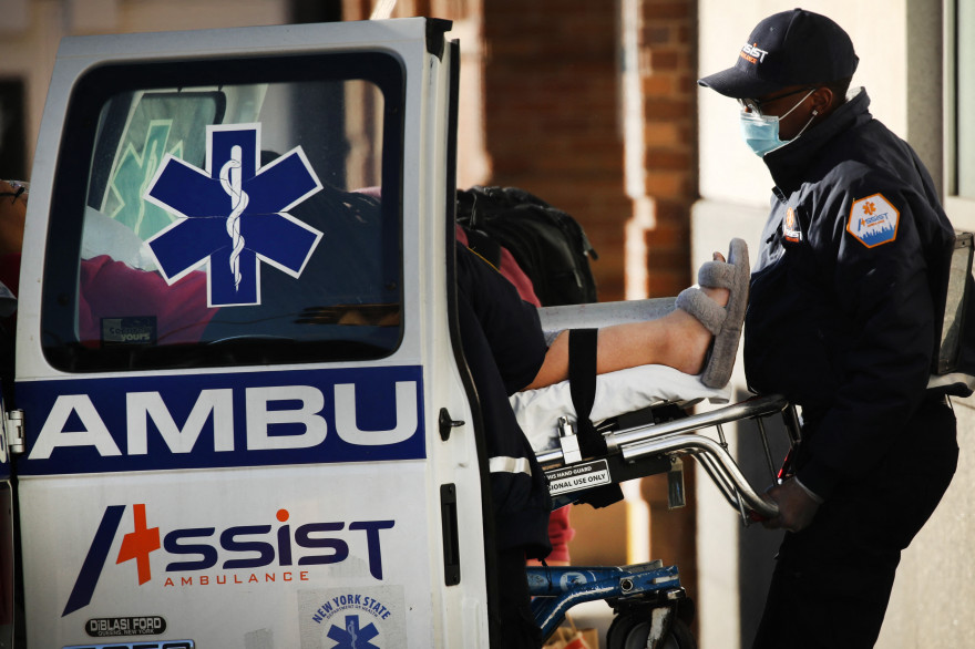 Un soignant prend en charge un malade du coronavirus à Brooklyn, le 15 décembre 2020 à New York.