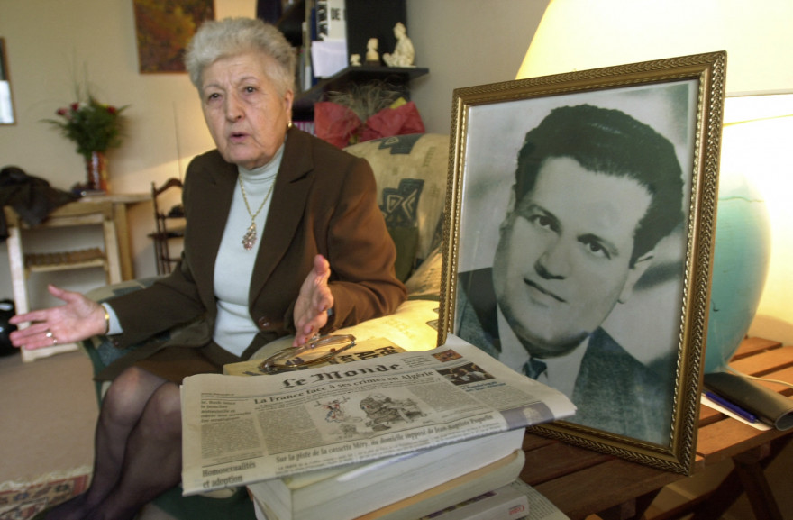 Malika Boumendjel, veuve de l'avocat algérien Ali Boumendjel, lors d'un entretien le 5 mai 2001 sur les circonstances de la mort de son mari.