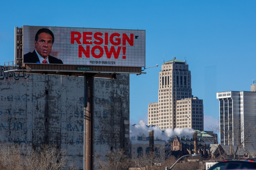 Un panneau publicitaire à Albany, New York exhorte le gouverneur de New York Andrew Cuomo à démissionner après des accusations de harcèlement sexuel.