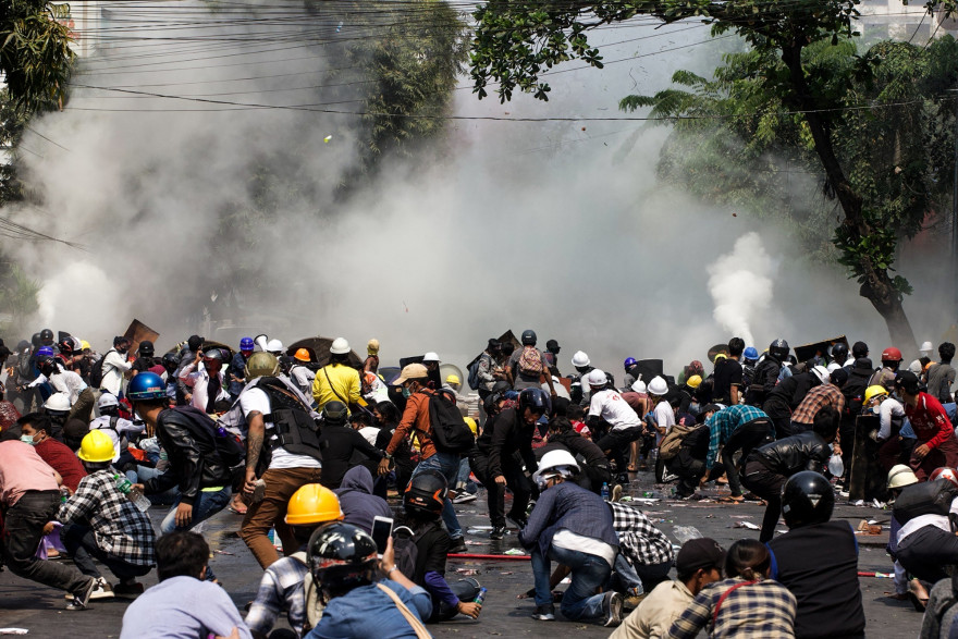 La police tire des gaz lacrymogènes lors d'une manifestation contre le coup d'État militaire à Mandalay le 3 mars 2021.