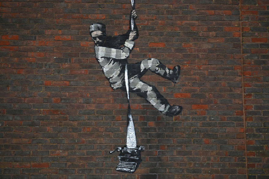Un graffiti de Banksy sur le mur de la prison de Reading à Reading, à l'ouest de Londres, photographié le 2 mars 2021.
