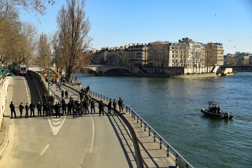 Les policiers évacuent les quais de Seine où de nombreux groupes s'étaient installés en ce 6 mars 2021.