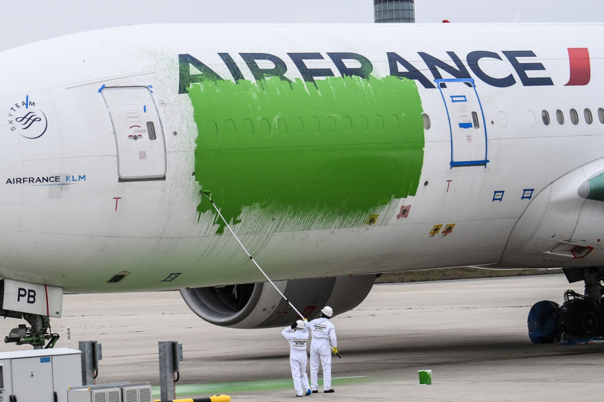 Des militants Greenpeace ont repeint un avion d'Air France à Roissy-Charles de Gaulle le samedi 6 mars, afin de dénoncer le "greenwashing" de l'État.