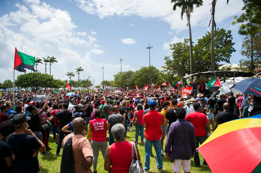 Des manifestants dans les rues de Pointe-à-Pitre, en Guadeloupe