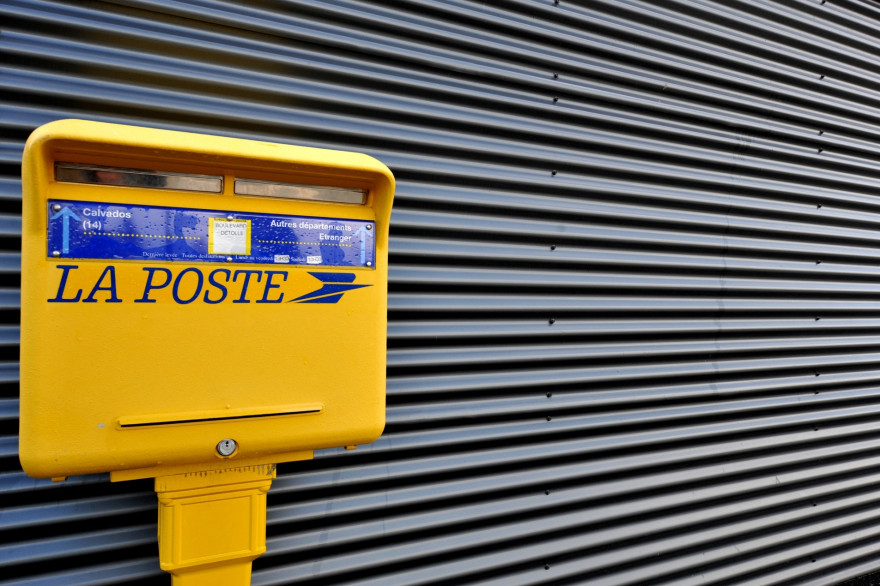 Une boîte aux lettres La Poste (illustration).