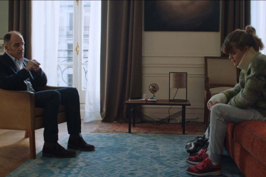 Le Dr. Dayan (Frédéric Pierrot) et Camille (Céleste Brunnquell) dans un épisode de la série "En Thérapie" (Éric Toledano & Olivier Nakache, 2021).