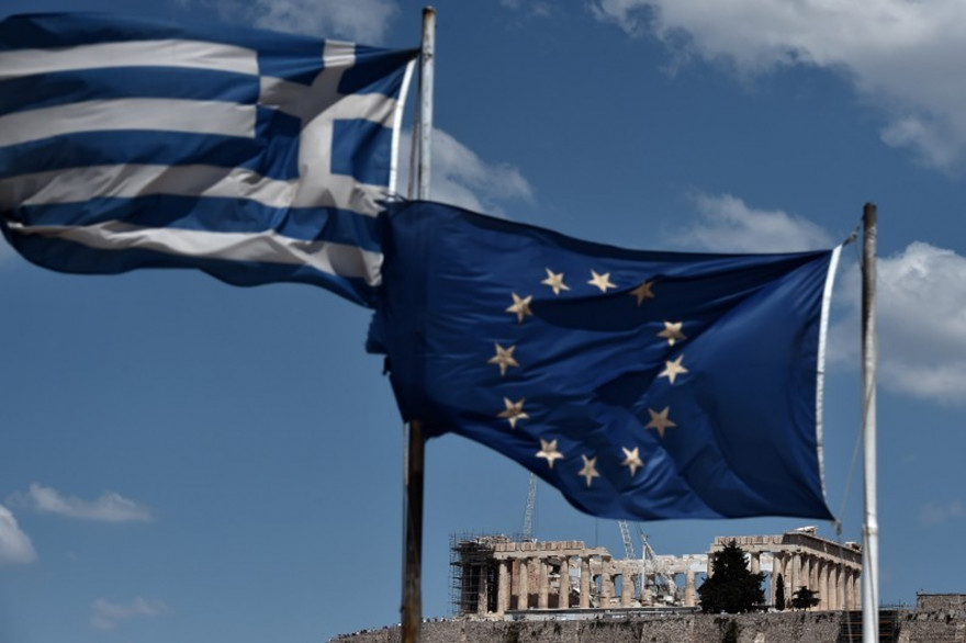 Les drapeaux de la Grèce et de l'Union européenne.