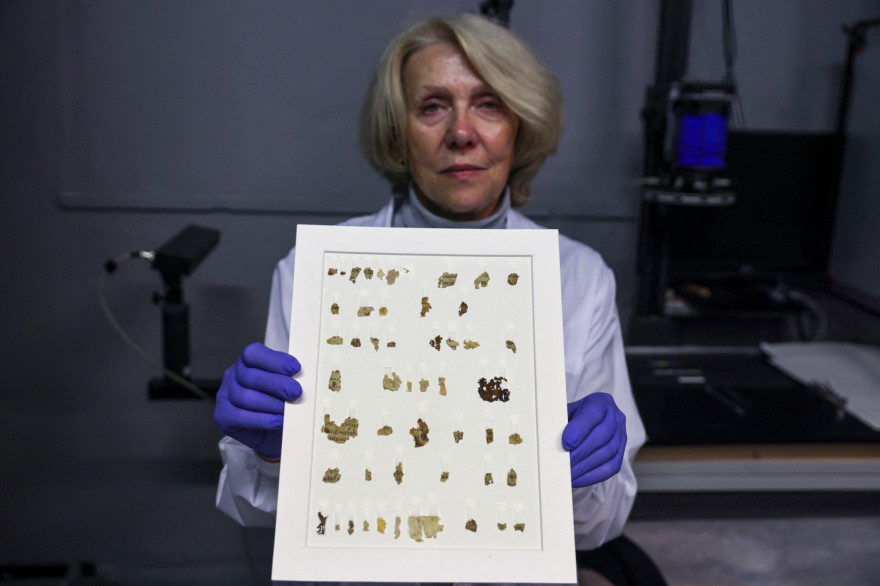 Tanya Bitler, restauratrice de l’Autorité israélienne des antiquités, expose des fragments de parchemins bibliques récemment découverts le 16 mars 2021.