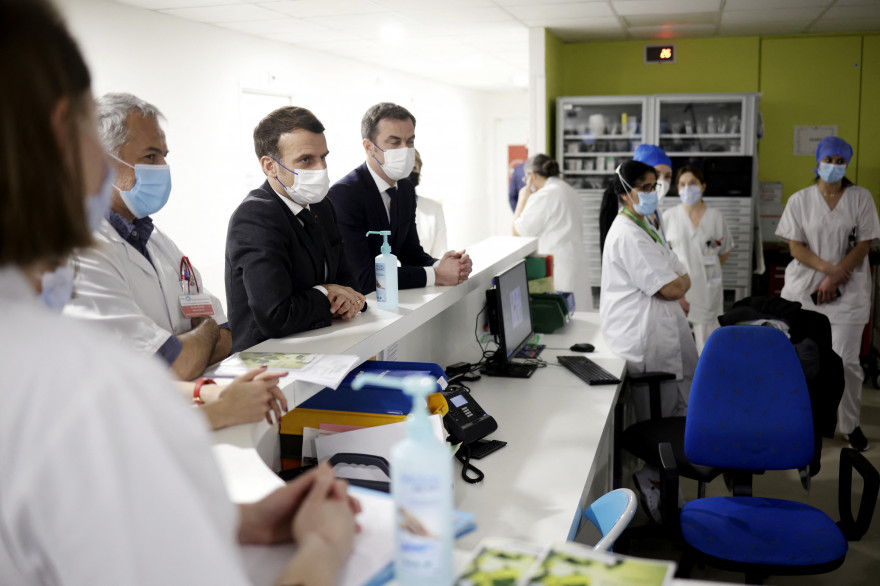 Le président Macron en visite à l'hôpital de Poissy
