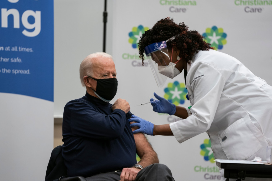 Joe Biden se faisant vacciner contre la Covid-19