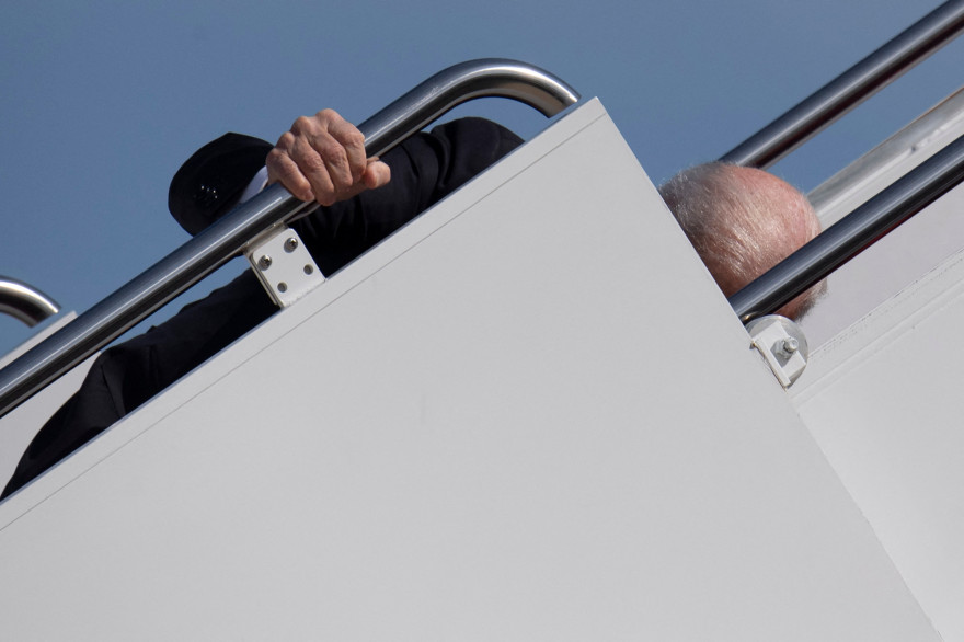 Joe Biden a trébuché en embarquant à bord de son avion