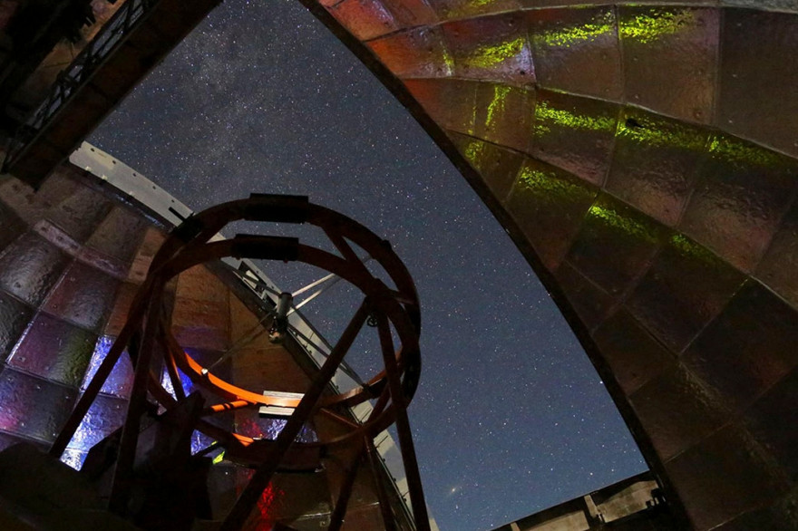 Un télescope infrarouge de la NASA au cours d'une nuit d'observation au sommet du Mauna Kea d'Hawaï. Il sera utilisé pour mesurer l'astéroïde 2001 FO32.