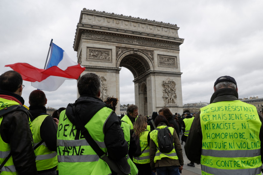 Des "gilets jaunes", devant l'Arc de Triomphe lors de la manifestation du samedi 16 mars 2019, à Paris