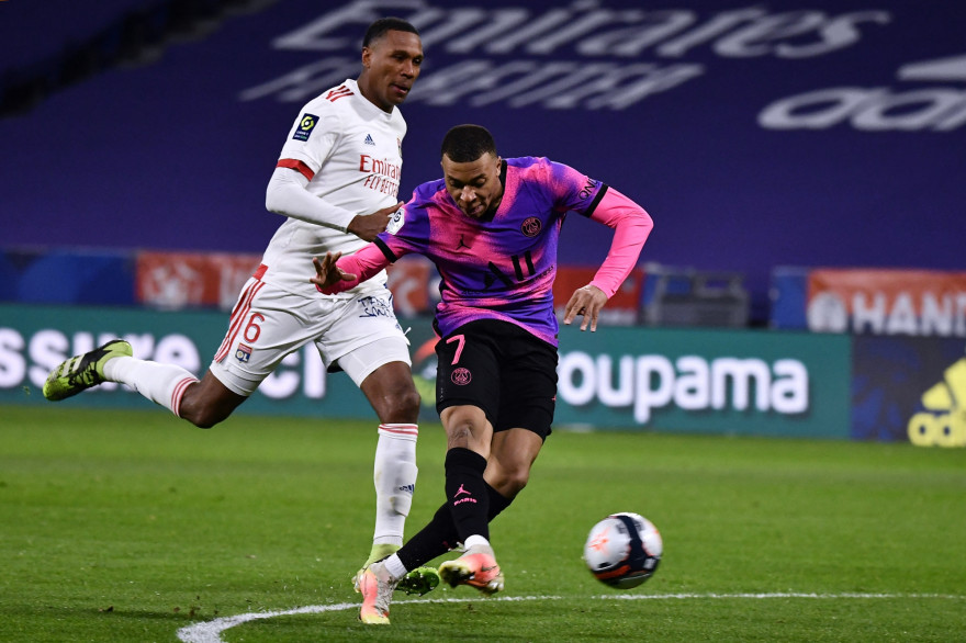 Kylian Mbappé devant Marcelo le 21 mars 2021 à Décines-Charpieu