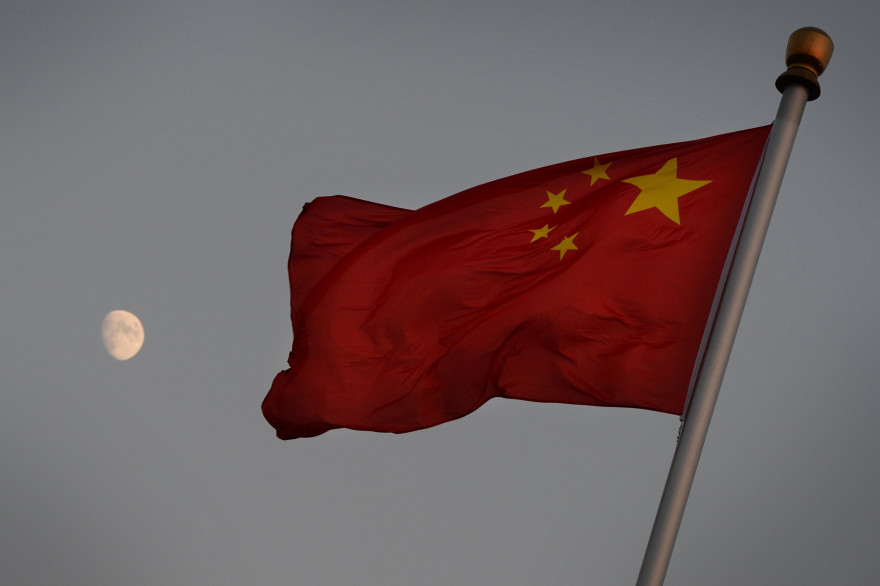 Un drapeau chinois flottant dans le ciel (illustration)