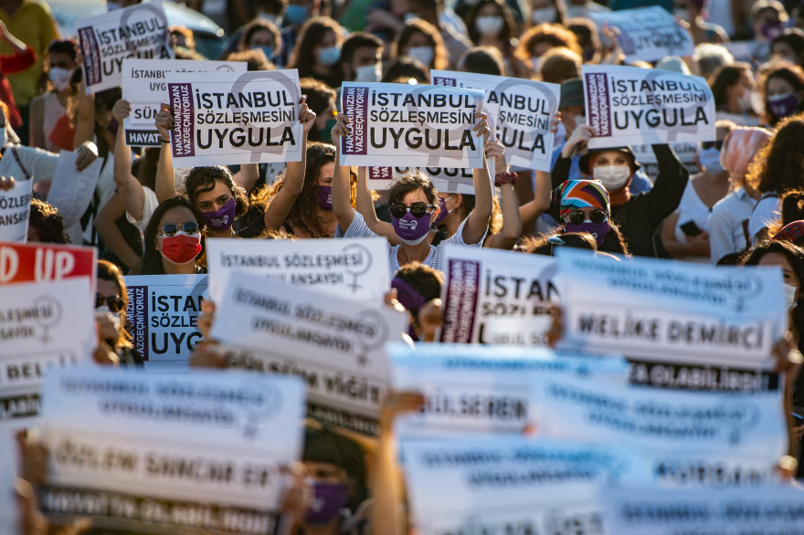 Plusieurs milliers de personnes ont manifesté en Turquie samedi 20 mars pour protester contre le retrait du pays de la convention d'Istanbul.
