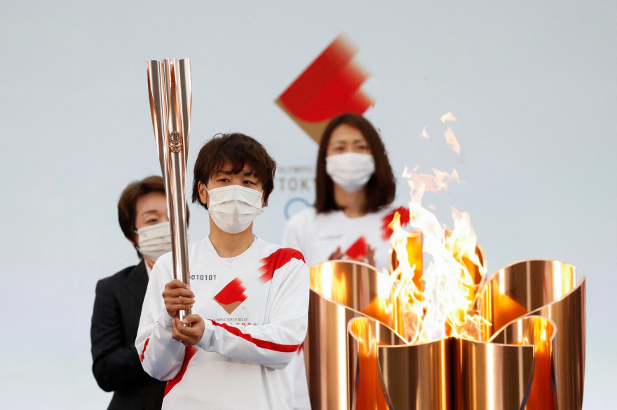 La torche métallique d'or rose a été enflammée au complexe sportif J-Village à Fukushima le 25 mars 2021